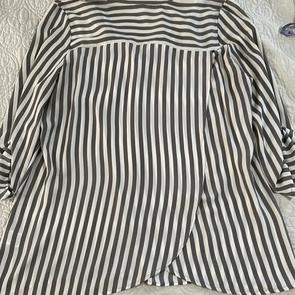 Reitmans Gray and White Striped Button up Tunic with split back size XL - Picture 4 of 7
